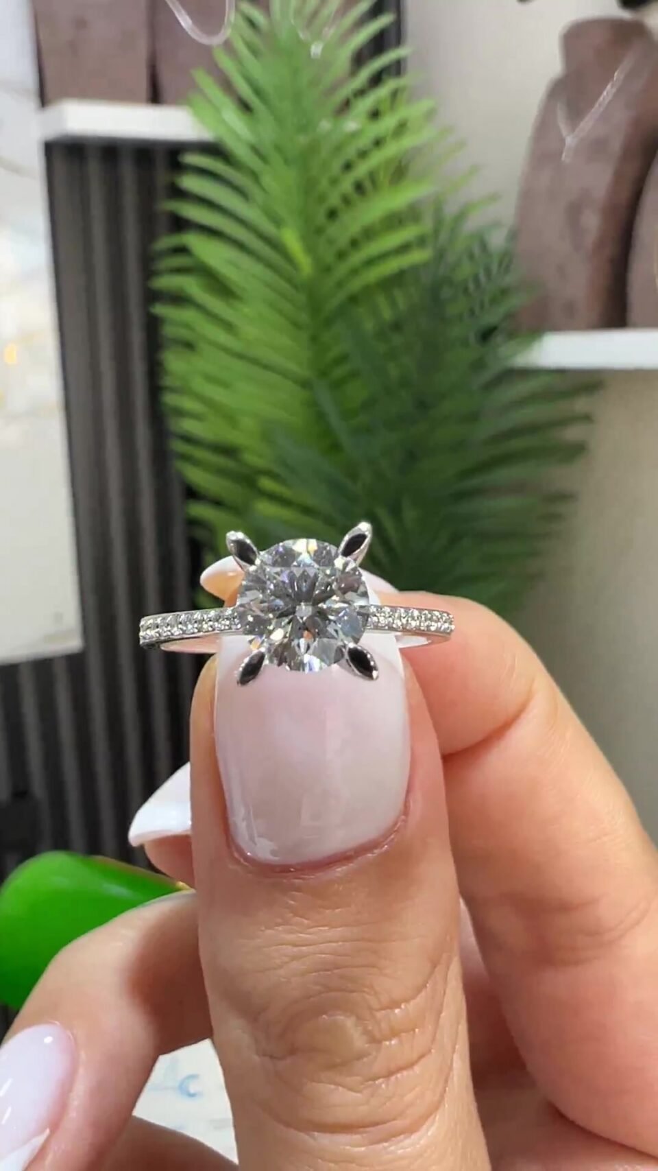Kenar Taşlı Badem Tırnak Tektaş Yüzük 1.09 ct
