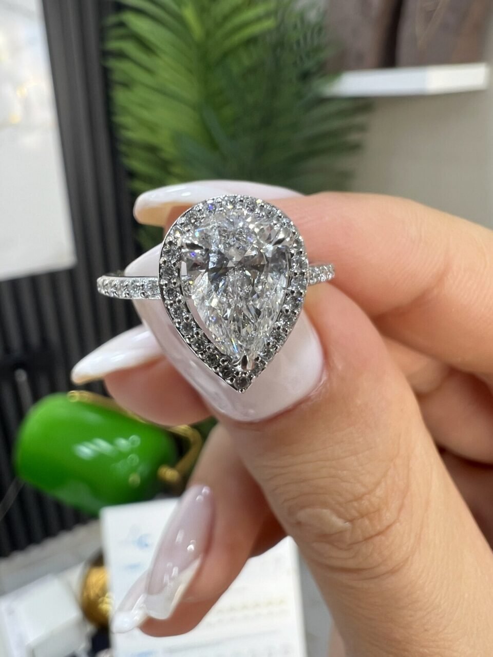 Kenar Taşlı Damla Model Yüzük 1.02 ct