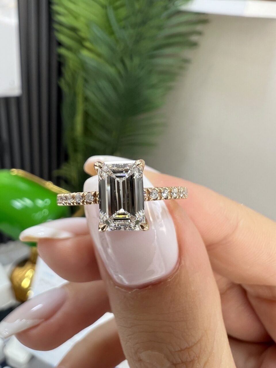 Kenar Taşlı Emerald Kesim Yüzük 1.10 ct