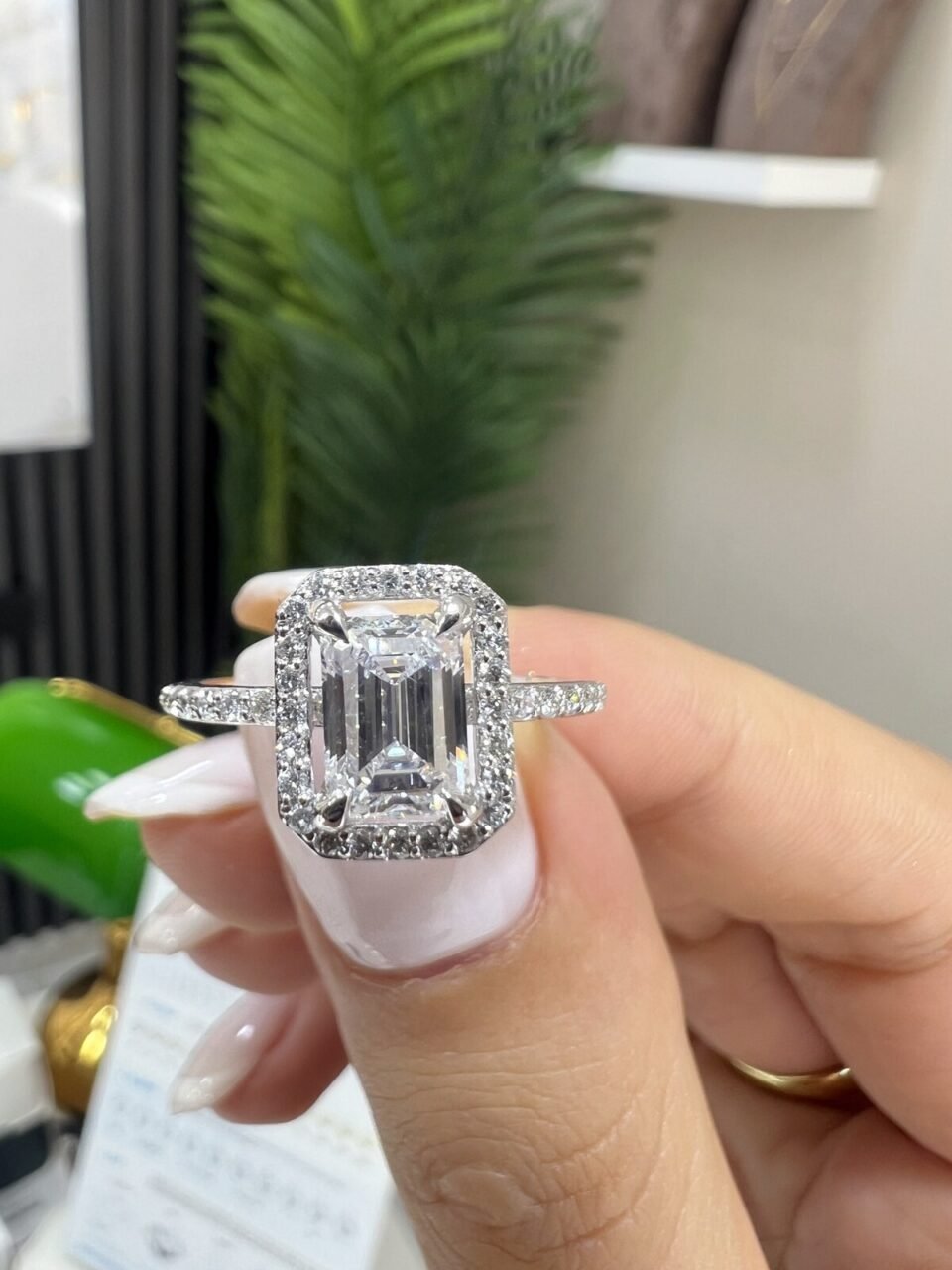 Kenar Taşlı Emerald Kesim Yüzük 1.03 ct