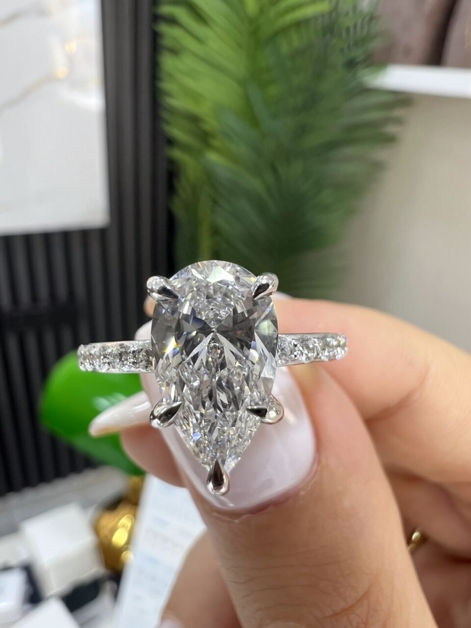 Kenar Taşlı Markiz Yüzük 2.01 ct