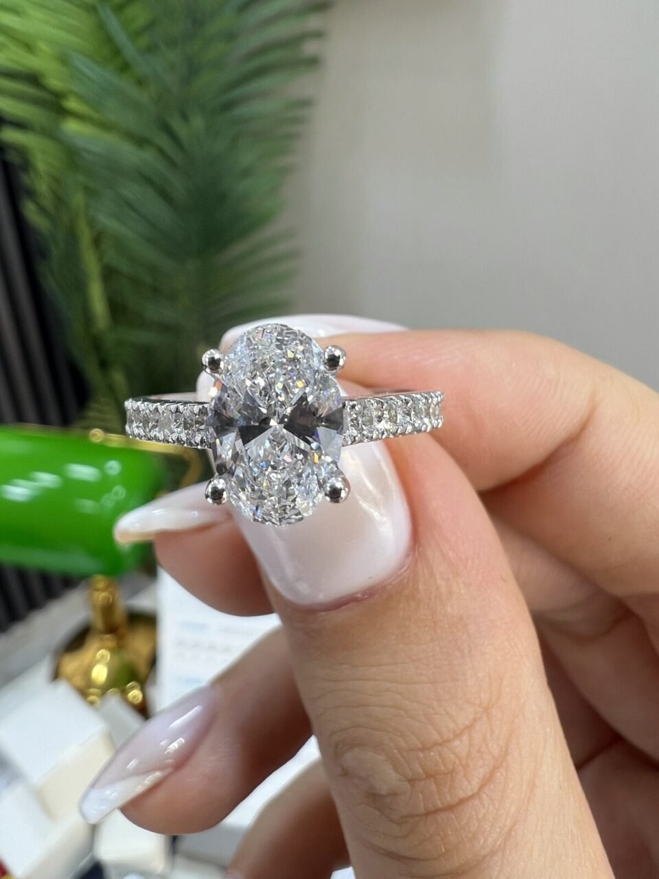 Kenar Taşlı Oval Model Yüzük 1.51 ct
