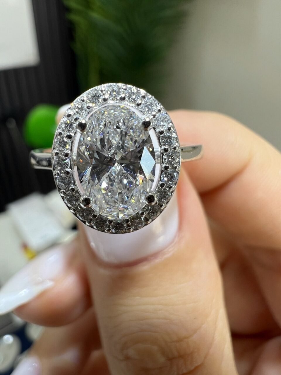 Kenar Taşlı Oval Model Yüzük 1.11 ct