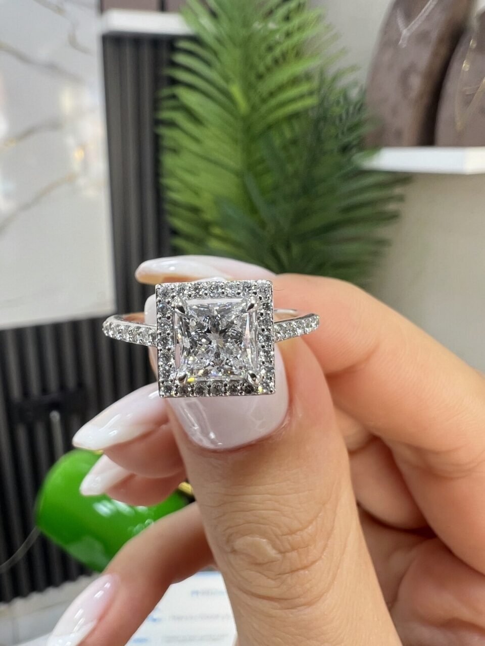 Kenar Taşlı Prenses Model Yüzük 1.01 ct