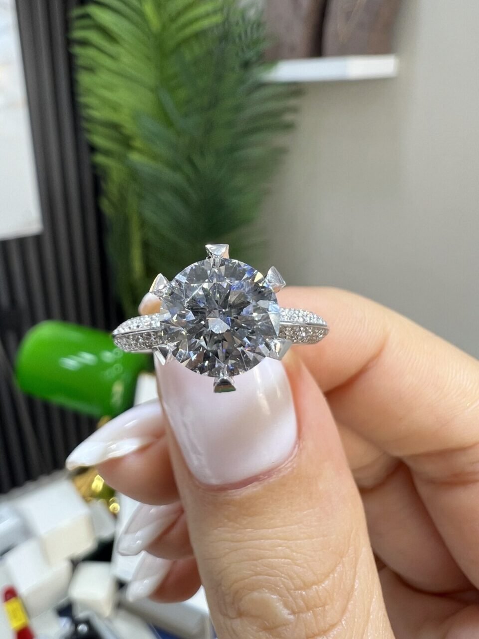Kenar Taşlı Tiffany Model Tektaş Yüzük 2.07 ct