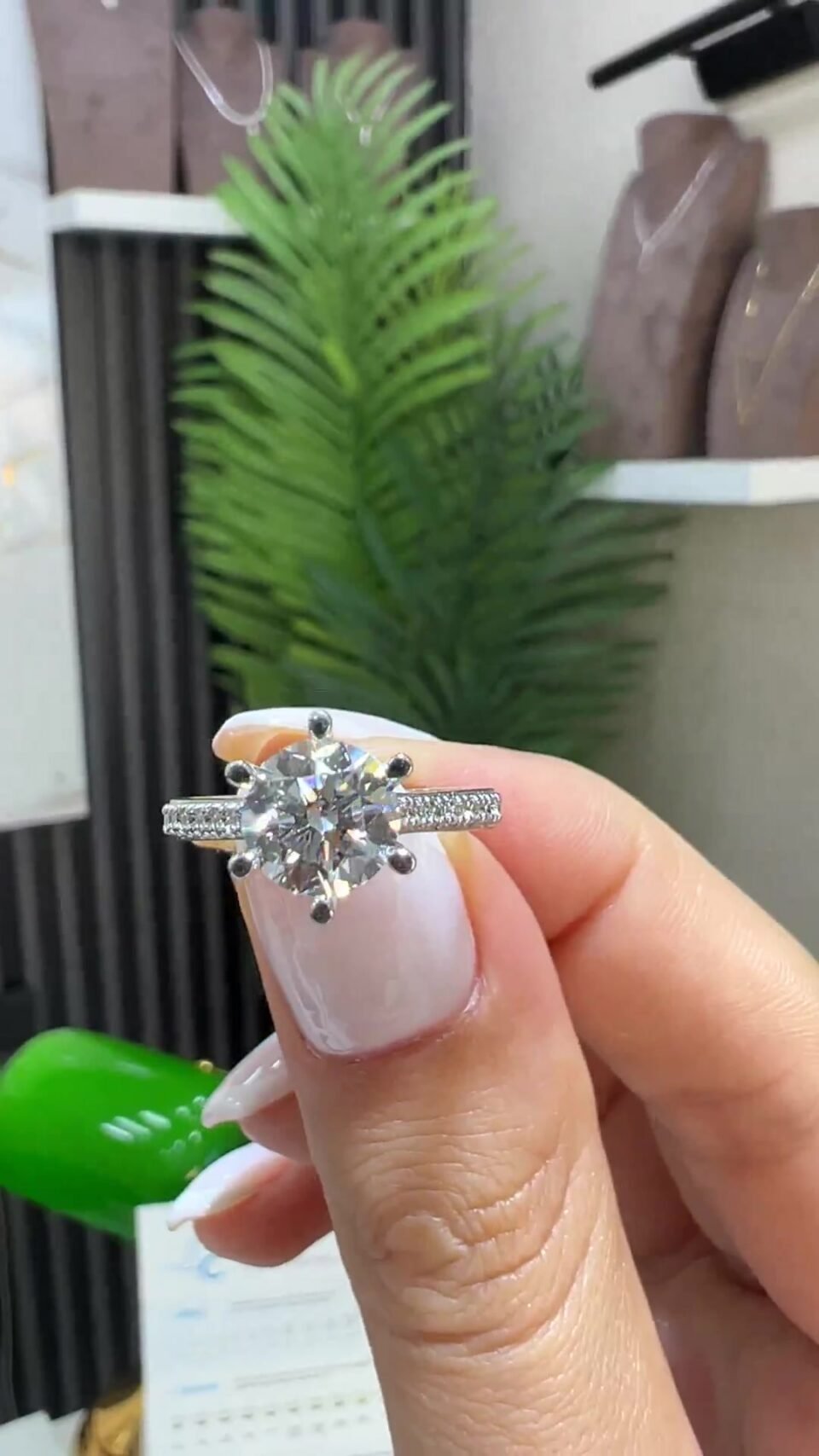 Kenar Taşlı Tiffany Model Tektaş Yüzük 1.54 ct