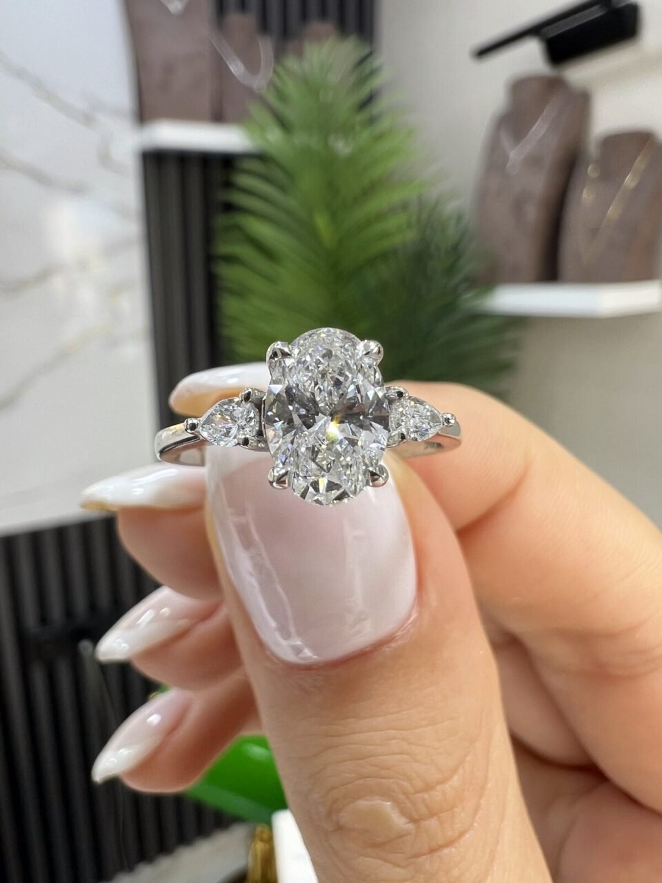 Kenarları Damlalı Oval Model Yüzük 1.06 ct