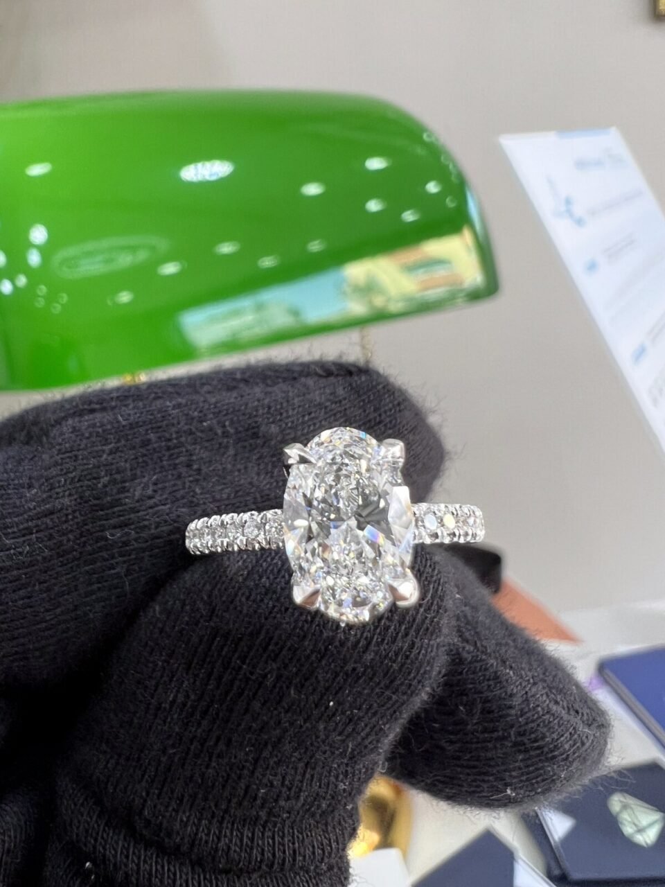 Kenar Taşlı Oval Tektaş Yüzük 1.54 ct